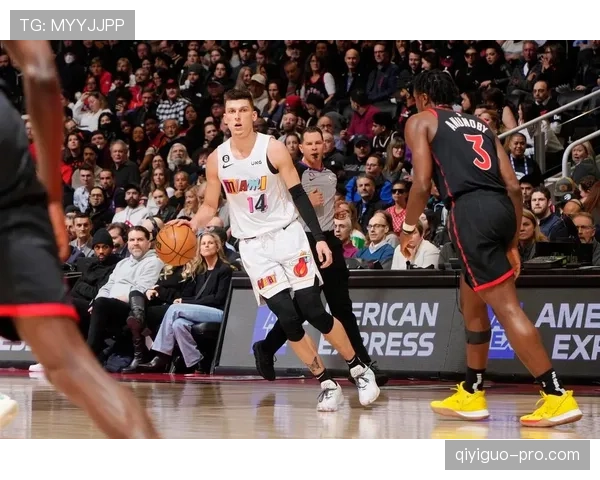 希罗无球跑动提升三分效率明显，优于队内同位置射手