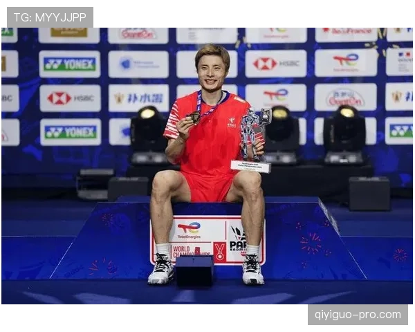 石宇奇训练完直接拎包去高定秀场，这反差谁懂啊