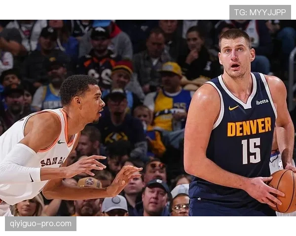 文班亚马高位策应造外线空位，非约基奇式传控