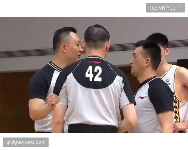 篮球比赛中脚踢球违例的具体判罚标准是什么？